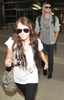 normal_26164_Preppie_-_Miley_Cyrus_arriving_at_LAX_Airport_-_Jan__6_2010_555_122_141lo