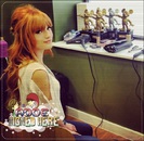 » . [ se îmbracă sub pătură se ridică și îi f;te una în coa;e .| marș =; #popa