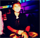 ». ^ se duce-n. baie. aduce. calmantele. si i. le baga-n. gura. ^ [ alle. ;