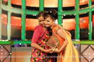 238345-ankita-lokhande-usha-nandkarni-at-zee-rishtey-awards