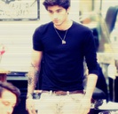 ». vroiam. sa pun poze cu niall. ;-? mento. mi-a luat-o. inainte =)). [ bii. ;