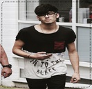 ∞ ;; ce ciudat e să fi zayn ;-? + mă fac Styles pe benzi să mozolesc fetele 8-| :-j .