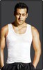 *salman nu misca..nu nimic..pur si simplu se tot uita la ely:))*