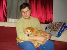 inca ma poate tine in brate tati...