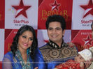 187474-hina-khan-and-karan-mehra-at-star-parivaar-awards-red-carpet