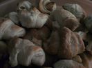 Cornulete untoase si pufoase cu dulceata de gutui