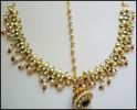 #-Shringaar Patti(Maatha Patti) este ornamentul ce se a%u015Feaz%u0103 pe cap, format dintr-o bijute