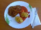 Snitel de porc cu susan,cartofi hasselback si sos picant de rosii