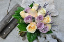 Buchet%20%20din%20trandafiri%20lila,%20trandafiri%20ivoire,%20levantica;%20Pret%20240%20Ron;_jpg
