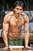 2013-Ranveer-Singh-muscles