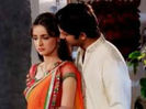 (Khushi)El?Care..el?(Shyam spunandu-i la cealalta ureche)Da,care el?