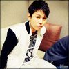♫ [intra cu un tort] Nu pleci nicaieeri..:o3 :)) Happy birthday..:x :o3.