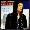 << ..Hmm? ..[se intoarce spre YK] ..Bine.. imi place tricoul tau.. :-? ..