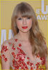 taylor-swift-cma-2012-red-carpet-03