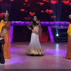 Sanaya-Irani-shows-off-her-dance-moves-on-the-stage-of-Jhalak-Dikhla-Jaa-