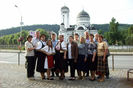 100_8517 UN GRUP DE PALOŞENI DUPA SPECTACOL ,ÎN FUNDAL CATEDRALA ORTODOXĂ DIN SIGHIŞOARA .