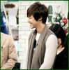 H~ Taemiin..la multi ani! :)..[ii da un cadou mare,da mana cu el,il face cu frisca]