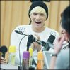 (Kai) .. (ia un tub de frisca de la Hyun,il face pe Tae) ..