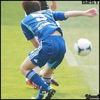[:X] ..[sare dupa minge; cade pe burta prinzand`o] ..D ..:))=))