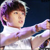 [JH] ..:-w ..Yaaa.. [se duce la Bomi; o prinde de obrajori] Dupa ce ca fac totul ptr tine..tuu :-w