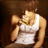 >> ..[bea; vb la tel] ...Mneah, nu`mi place culoarea aia. :-? ...care Min Ho? ...Hmm?