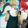 (Kai) ..(se pune pe acolo,umfla baloane) Asta spuneam si eu Luhan. :)) Heei. :)