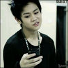[:X] .. [se uita] ..Fugitiii! ..:-s Vine Hyun in casa.. [fuge in sufragerie; se pune pe canapea]