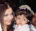 Aishwarya-Rai-Snapped-with-her-Baby-Aaradhya-Latest-Stills-Aishwarya-Rai-daughter-Aaradhya-Latest-Ph