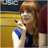 ↘. ..:)).. (se aseaza pe canapea) Nana..eu stiu unde dorm ^^ ..>:P