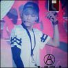 (Kai) ..(fuge pe canapea;se aseaza cuminte) Vrea Seob. >:3