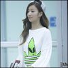 |B| Seob? :-? Buun. ^^ [merge in spatele lui Seob;il atinge pe umar] :-".