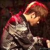 [JH] ..[uitandu`se spre Nana].. :-L Mersi. [isi pune un picior pe pervaz; se uita pe fereastra]-_-
