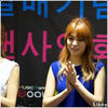↘. (coboara|se sprijina de balustrada)Hey :-h Aaa..Nana..(intinde telefonul spre Nana) E JooYeon -_-