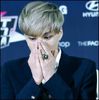 (Kai) .. :) ..[merge la buc;le spune ceva la ureche lui Junsu si Ara;tuseste]