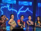 158672-shah-rukh-with-ragini-khanna-giaa-manek-and-sanaya-irani-at-ra
