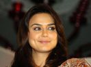 Saif : *coboara din masina* Eu ma duc la toaleta. | Alexa - Ok, pun eu benzina.