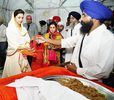 Deepika-Padukone-recieves-prasad-from-a-priest-after-paying-obeisance-at-the-Golden-Temple-during-he