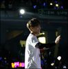 JI|. [ia o parte din cadouri si de asemenea buchetul] Hyung, te descurci tu aici? :-s
