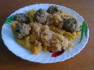 Taitei din cartofi dulci, varza calita si chiftele din carne de porc