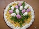 Salata din macrou murat cartofi fierti,sfecla fiarta,oua fierte si maioneza,puse in straturi.