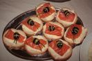 platou cu sandwichuri formate fin felii de paine,crema de branza,somon afumat si masline