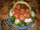 cosulet cu salata a la Ruse si somon afumat umplut cu salata