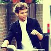 ;; usor Romeo, ca te bate Pezz dupa . [ii da una dupa ceafa lui zayn]