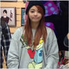 ♡ . . . [ridica incet nasul din telefon] . . . :| N-am baterie.. :)) [butoneaza iar]