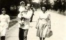 Cu bona si cu parintii mei in Parcul Herastrau din Bucuresti (in 1950)