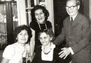 Bunica, Maria Zainescu, si cei trei copii