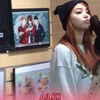 ♡ Hiii.. Llama !! :o3 [se ridica|o imbratiseaza pe Amber] :> Ce faci? :o3