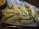 platou cu flori formate din fasii de branza topita si fasii de surimi cu crengute din frunze de ceap