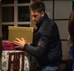 ( vine cu o tavă cu pizza & cafea. ) V-am adus ceva de mâncare. Sunteţi flămânzi amândoi.