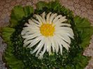Ukrashenie_salata_cvetkom_iz_jaic